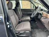 運転席・助手席シートは座り心地が良く、乗り降りもラクラクです!