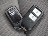◆スマートキー◆カギをバッグやポケットに入れたままでもドアロックの開閉ができる『スマートキー』付き!雨天や暗くなってもカギを取り出す必要がなくドアの開錠&エンジンも始動できます