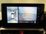 バック時の運転をサポートするバックガイドモニター&パノラミックビューモニター付