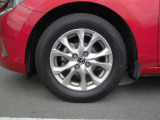 標準装備の純正15インチアルミホイール。タイヤサイズは185/65R15です。