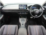 ◆視界広々で非常に運転しやすくロングドライブでも疲れを感じさせないすっきりとまとまったインパネ周りです。