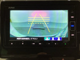バックでの車庫入れも安心です! リアカメラが付いているバックモニター付のナビを装備しております。操作線もついており距離感も画面から確認できます。
