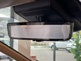 【デジタルインナーミラー(トヨタ)】車両後方カメラの映像をルームミラーに映すことが出来ます。 そのため、後席に人や荷物があって後方が見えづらい場合でもしっかり視界を確保することが出来ます。