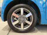 アルミホイール付!鉄ホイールと違って軽いので燃費にも影響してきます。ガソリンの高騰に少しは貢献します!デザインもさり気なく、スタイリッシュな感じとなっています。