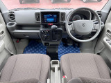 [フロントシート]インパネにシフトが付いているので足元広々!運転席から助手席の移動も楽々♪どちらからでも乗り降り出来るので、狭い場所の乗り降りも楽ちんですよ♪