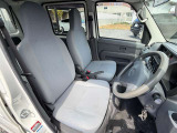 室内はシンプルで使いやすいデザイン。シートの状態も良好で、清潔感のある車内空間です。毎日の通勤やお仕事にも気持ちよくお使いいただけます。