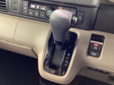 インパネシフトを採用しているので、前席の足元も広々としています。運転席と助手席の行き来もスムーズです!