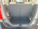 フル乗車でもしかっり荷物を収納できるラゲッジスぺ-スです。普段の買い物でもしかっり積める十分な荷室スペ-スが確保されています。