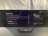 ハンドル操作をアシストすることにより車線からの逸脱回避を支援します。