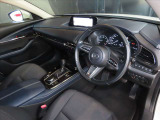 「人馬一体」を感じられるコクピットです。細部への作り込みと上質な素材間が爽快な走りを演出します。運転席に座り、ハンドルを握れば走りの期待が高まります★☆★☆