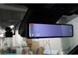 社外品の電子インナーミラー型ドラレコを搭載しています。前方・後方の2つのカメラで常時同時録画。万が一の場合、責任の所在を明確にできますし、後方からの煽り運転に遭遇した場合でも記録が残ります。