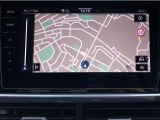 スマートフォン用アプリ[Apple CarPlay][Android Auto]対応の純正ナビ Discover Pro を装備、ラジオのほか、USB、Bluetoothハンズフリー通話にも対応。