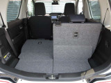 トランクも広々していて分割で倒れて片側に荷物を積んで片側に人が座ることも可能です。