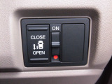狭い駐車場や壁際でもドアをぶつける心配が少なく開けられる両側スライドドアです。助手席側は電動で、開閉操作も楽々です!