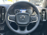 オートクルーズ・ステアリングアシスト・オーディオの調整もステアリングで操作が可能です。手にしっかり馴染むボルボのステアリング。高級感がありながら、とても運転しやすいのが特長です