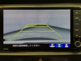 【バックカメラ】運転が苦手な方も車庫入れラクラクです!ギアをリバースに入れれば自動的に切り換わりますので、面倒な操作は不要です♪狭い駐車場もお車を傷つけず安心ですね!