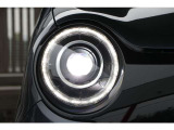 ヘッドライトには、外形に沿ったリング型のランプが昼間も発光し対向車などに存在をアピールするデイタイムランニングランプを搭載したフルLEDヘッドライトです!