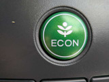ワンタッチで省燃費走行をサポートするECONスイッチを装備。