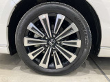 アルミホイール付!鉄ホイールと違って軽いので燃費にも影響してきます。ガソリンの高騰に対し少しは貢献します!