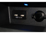 小物の収納に便利なセンタートレイには携帯等のデバイスの充電可能なUSB出力電源付です。