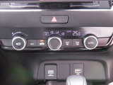 オートエアコン装備。温度設定をしておけば風量・吹出し口を自動で調整してくれるので車内はいつも快適です。