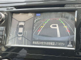 まるで真上から見ているような、視認性の良いアラウンドビューモニターです。駐車が苦手な方でもこれでらくらく駐車できますよ。