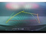 後方の視認性を高めるリアビューカメラを搭載。ガイドラインはステアリングの動きと連動しますのでよりスムーズな車庫入れが行えます。