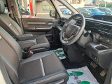 フロントシートのお写真です。 広い足元と、ゆったり座れるシートは長時間の運転でも疲れにくくなっております♪