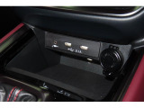 小物の収納に便利なセンタートレイには携帯等のデバイスの充電可能なUSB出力電源付です。