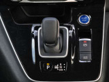 まるで近未来的なシフトノブ。楽々簡単操作♪またボタン一つでドライブモードの変更が可能です