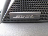 BOSEサウンドシステムを搭載。「良い音を出す」ではなく、その車種のごとに特徴を計算(車種専用設計)し、「反響音」を作り出すことによってどの座席でも自分中心で音が聴こえ、「心地よい空間」を作り出します。