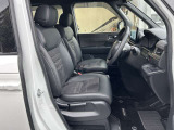 運転席・助手席シートは座り心地が良く、乗り降りもラクラクです!