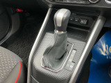 操作しやすいインパネシフトで足元広々。変速ショックの少ないCVTで快適にドライブできますね!