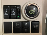 エンジン始動はプッシュボタンスタートで♪スライドドアもこちらにあるスイッチで操作が出来ます。
