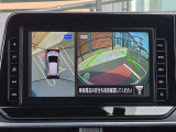 アラウンドビューモニター。上空から見下ろしているような映像で、スムースな駐車をサポートします。