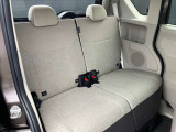 広々とした後部座席です!ひじ掛けにカップホルダーも装備でゆったりくつろげますね♪