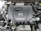 「SKYACTIV-G(ガソリン)」は、規格外の高圧縮を実現し、世界のエンジン技術者に驚きを与えました。さらに、それを維持したままノッキングの発生を抑え、熱効率を向上、走りにも寄与したエンジンです。