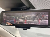 インテリジェントルームミラーは後席の人やヘッドレスト、荷室に積んだ荷物などで後が見にくい時でも、車両後方のカメラ映像をミラー面に映し出すので、いつでもクリアな後方視界が得られます。