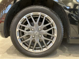 アルミホイール付!鉄ホイールと違って軽いので燃費にも影響してきます。ガソリンの高騰に少しは貢献します!デザインもさり気なく、スタイリッシュな感じとなっています。