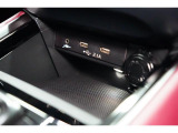 小物の収納に便利なセンタートレイには携帯等のデバイスの充電可能なUSB出力電源付です。