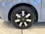 アルミホイール付!鉄ホイールと違って軽いので燃費にも影響してきます。ガソリンの高騰に少しは貢献します!デザインもさり気なく、スタイリッシュな感じとなっています。