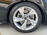 ●純正18インチアルミホイール『スタイリッシュなデザインでAudiならではの卓越した走りを支えるホイールと足回りです。