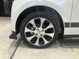 アルミホイール付!鉄ホイールと違って軽いので燃費にも影響してきます。ガソリンの高騰に少しは貢献します!デザインもさり気なく、スタイリッシュな感じとなっています。