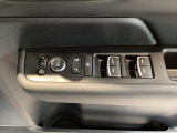 電動格納式リモコンドアミラーと、パワーウィンドウスイッチ等は運転席ドアにあります。