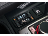 運転席と助手席それぞれにシートヒーターも装備。気候や、お客様の体調に合わせて段階を調整できます。