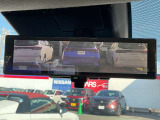 【インテリジェントルームミラー】です。車両後方のカメラ映像がミラー(液晶画面)に写るので、後席の人や荷物が写りこみません。夜間や悪天候でも視界が良好です♪