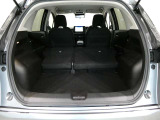 リヤシートの背もたれを左右とも前に倒すと、大きなラゲッジに早変わり。大きな荷物を積載する事が可能です!