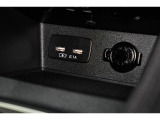 小物の収納に便利なセンタートレイには携帯等のデバイスの充電可能なUSB出力電源付です。
