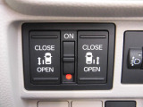 狭い駐車場や壁際でもドアをぶつける心配が少なく開けられる両側スライドドアです。両側共に電動で、開閉操作も楽々です!