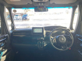 視界広々で運転しやすく、長距離の運転でも疲れません。また疲れを感じさせないまとまったインパネ周りです。